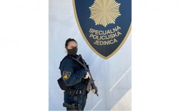 Uloga žene u policiji prezentirana kroz seriju fotografija policijskih službenica na dužnosti